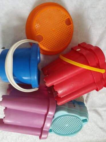 Igračke: Plastične kantice sa sitom 4 kom 600 din **3 kockaste 16 visinax13 cm — 2