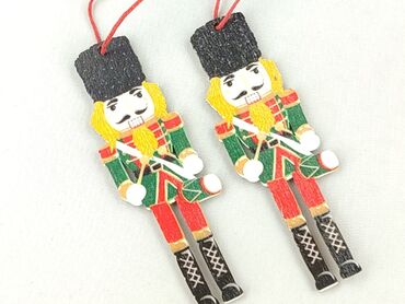 Dwa drewniane ornamenty w kształcie dziadka do orzechów. Figurki są