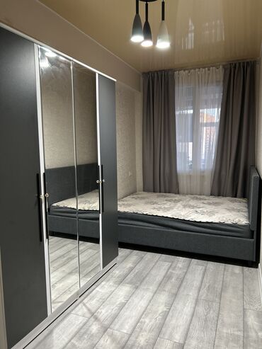 каркасный шкаф: Спальный гарнитур, Двуспальная кровать, Шкаф, Матрас, цвет - Серый, Б/у