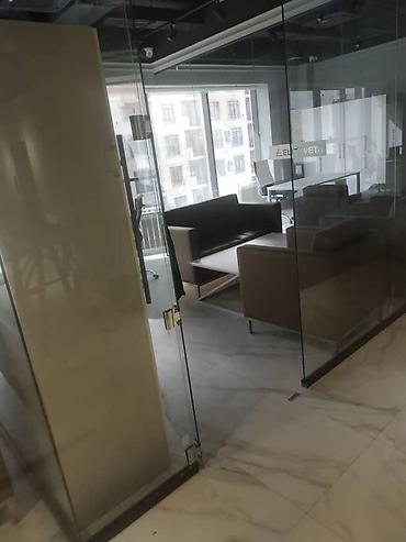 Перегородки на заказ: На заказ Цельностеклянная перегородка, Для офиса, Бронированное стекло, Монтаж, Демонтаж, Бесплатный замер — 12