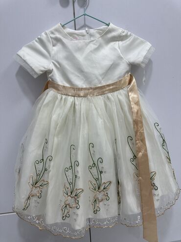 свадебное платье и костюм: Детское платье на 4-5 лет, цена 800 сомов