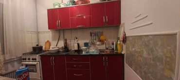 сдаю комнаты с подселением: Просторная квартира, включающая спальню с кроватью и шкафом, гостиную