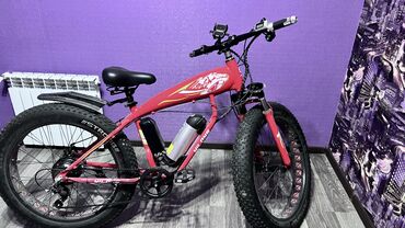 Motosikletlər: Velosiped yaxşı vəziyyətdədir, saatda 30 km sürətlə gedir