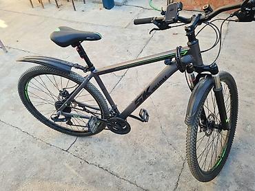 Горные велосипеды: Горный велосипед с рамой темно-серого цвета, оборудованный передними и — 7