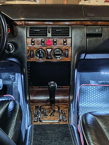 mercedes 180 b: Mercedes-Benz E 240: 2.4 l | 2000 il Sedan — 5