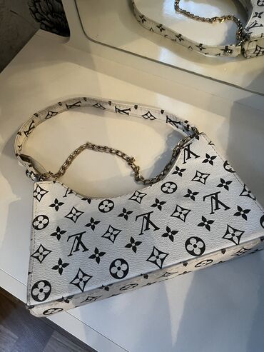 Çantalar: Çoxu yenidir digərləri də az istifadə olunub. Hər biri 5 azn. Çox — 7