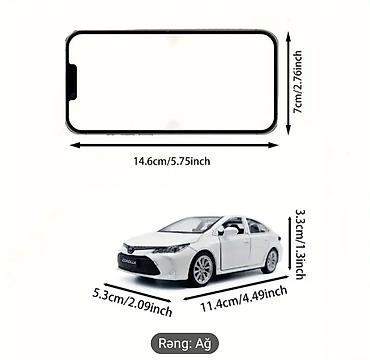 corolla 2021: Toyota carolla maketidir, ağ rəngdedir.masinMaşın şitinə yapışdırmaq — 4