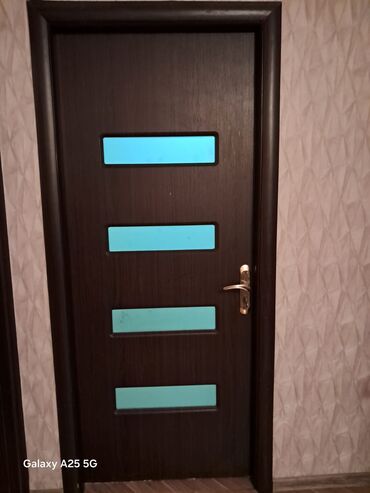 işlənmiş qapi: 4 ədəd otaq qapıları satılır. 3 u suselidir biri susesiz. Standart