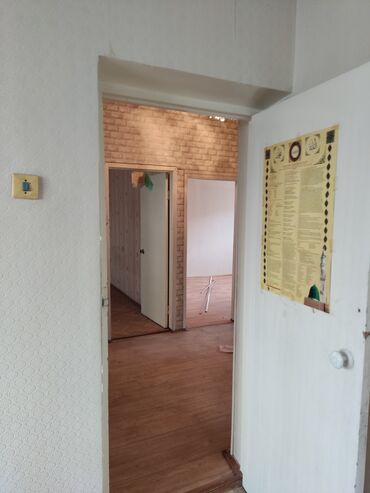 азиз базар бишкек: 3 комнаты, 60 м², Индивидуалка, 1 этаж, Старый ремонт