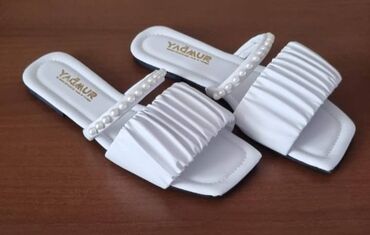 женские сандали adidas adilette: Размер: 40, цвет - Белый, Новый