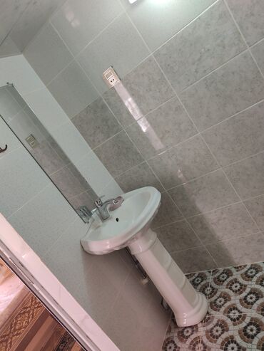 Uzunmüddətli kirayə mənzillər: Kirayə üçün tam təchiz olunmuş studiya tipli mənzil - Geniş zal/otaq — 13