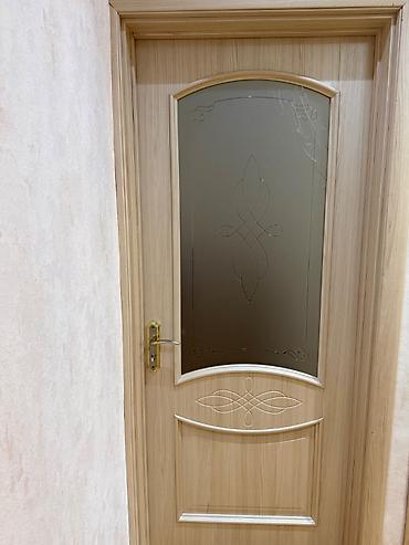 otaq qapllar: 5 ədəd otaq qapısı, yeni qapı alındığı üçün satılır. Ölçüləri 2*80sm — 4