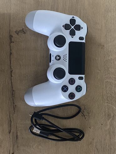 детские приставки playstation 4 slim: Продается джойстик DualShock 4 Wireless Controller в белом цвете,масла