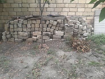 hasar setkalar: Məhsul: Kərpic/daş blokları toplusu Təsvir: - Həyətdə yığılmış — 2
