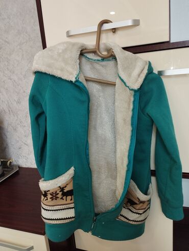 Демисезонные куртки: Продаю 1)осенне-весеннюю подросковую куртку 40-42размер.Синего — 30