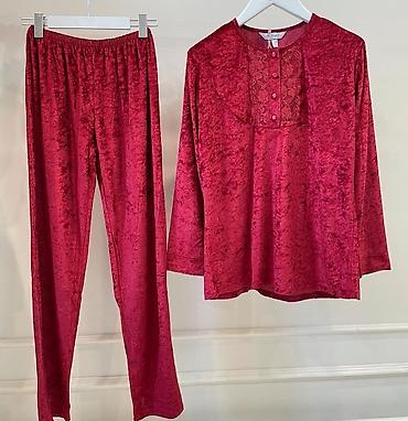 Домашние костюмы: Домашняя одежда Широкий ассортимент Адрес:Рынок Орто Сай Оберон 0 — 49