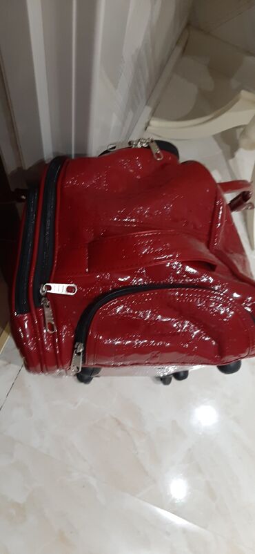 Çamadanlar: Parlaq qırmızı rəngdə, dəbli görünüşlü çantası. Qısa tutacaqları var — 5