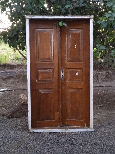 Özü yapışan divar kağızları: İkiqat klassik taxta qapı dəsti - Material: bərk taxta -