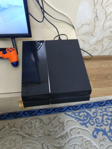 PS4 (Sony Playstation 4): PS 4 FAT 500 GB i̇deal vəzi̇yyətdədi̇r problemi yoxdur harda