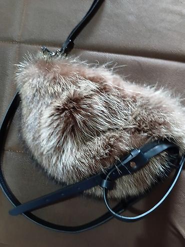 Modni rančevi: Plišana torbica sa krznom – polumesec/banana model - Materijal — 2