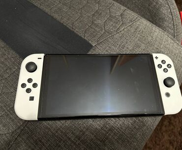 itburnu soku: Nintendo switch oled white edition. Bu oyun konsolu, portativ istifadə