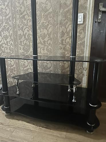 matras alti: Qara şüşə TV stendi - Material: parlaq qara temperli şüşə rəflər — 1