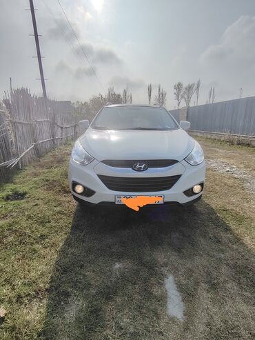 Hyundai: Hyundai ix35, ağ rəngli krossover/SUV. Xarici: - Ağ kuzov, qara alt — 1