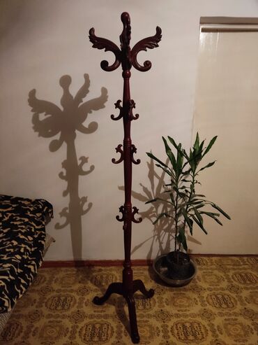 вешалка и обувница в прихожую: Напольная вешалка для одежды из массива дерева в классическом стиле