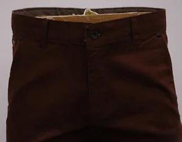 Pantalone: Muške pantalone u tamno braon boji, stilizovane kao čino pantalone — 10