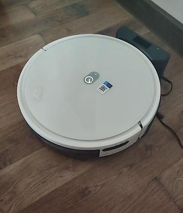 Ağıllı robot tozsoran – dairəvi, ağ gövdə, aşağı profilli dizayn