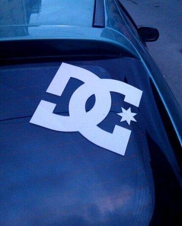 светоотражающие наклейки: Наклейка, стикер на окно автомобиля с логотипом DC Shoes, размер 18 см