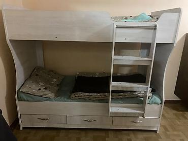 верхняя одежда женская: Двухъярусная детская кровать, Б/у, ЛДСП, цвет - Белый — 1