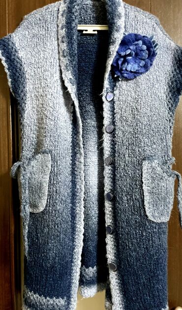 свитер ручной вязки: Женская безрукавка. Ручная вязка Букле. Длина-по колено. В хорошем