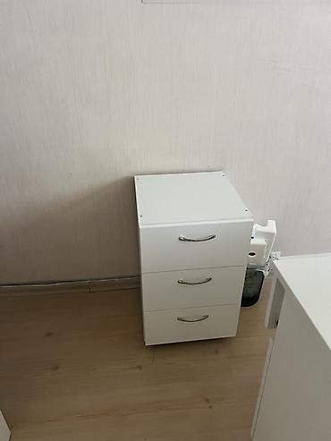 Ofis mebeli: Elektronikadan basqa geri qalanlar satışda toplu şəkildə/ alan adam — 7