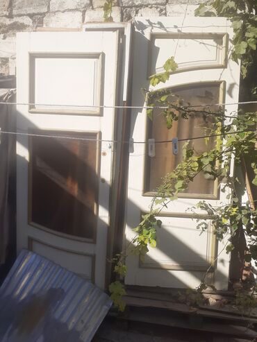 Kafel və bitirmə daşları: Taxta giriş qapıları və qutu-komplektlər - Klassik dizaynlı, ağ