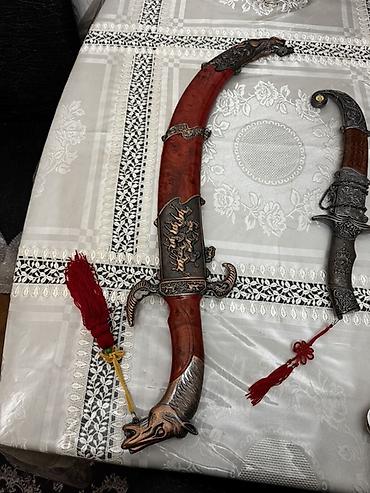 kəsik əl şəkilləri: Bəzəkli kolleksiya xəncəri - Qabza və qın: qırmızı ağac tonlarında — 2