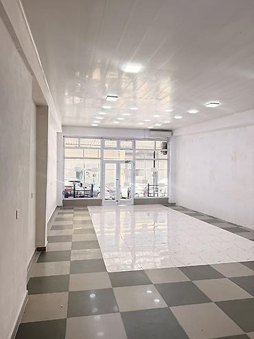 50 m2 ofislər: İcarə üçün obyekt (mağaza/ofis) - Geniş ön fasad və şüşə giriş qapısı — 1