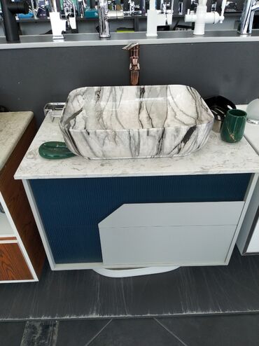 hamam əşyaları: Mərmər görünüşlü, dördbucaq formalı, dəbli lavabo. Üzərində qəhvəyi