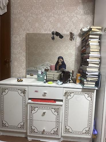 красивые туалетные столики: Туалетный столик с зеркалом - Классический дизайн: фасады в белом — 1