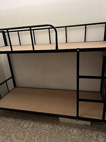 bunk bed: Двухъярусные кровати с металлическим каркасом осталась последняя, одна — 2