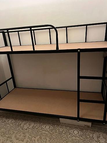 bunk bed: Двухъярусные кровати с металлическим каркасом осталась последняя, одна — 1