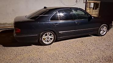 Mercedes‑Benz E‑Class (W210) sedan - Korpus: qara rəng, 4 qapı, xrom