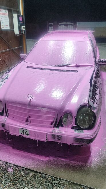 мерседес 210 универсальный: Автомобиль Mercedes-Benz в кузове универсал. Цвет синий. На крыше