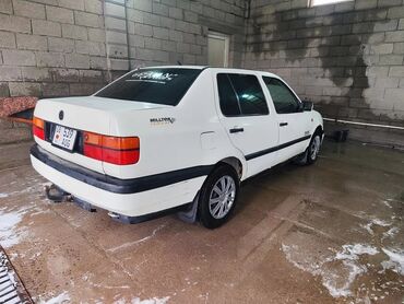 Volkswagen Vento: 1992 г., 1.8 л, Механика, Газ, Седан