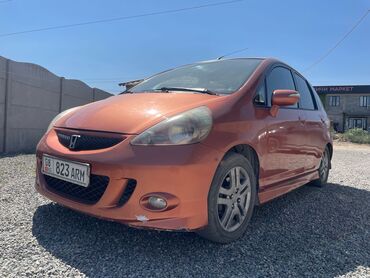 передвижные дома: Хэтчбек Honda Jazz оранжевого цвета, компактный и экономичный