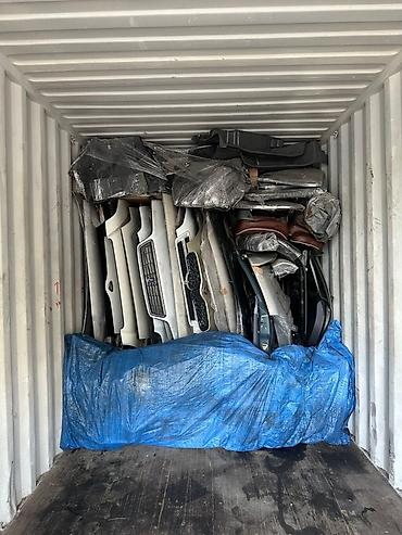 грузовой обмен: Контейнер, наполненный разнообразными автомобильными запчастями — 5