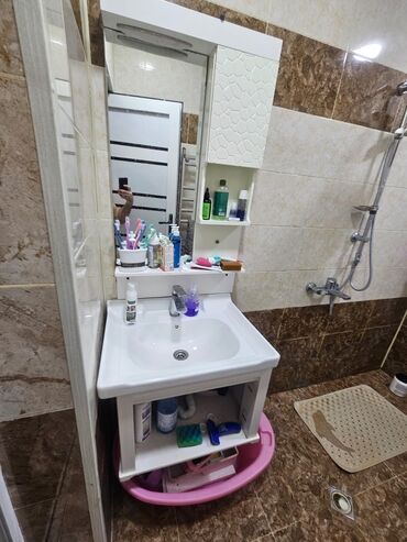 Потолок: Hamam-tualet mebeli və sanitariya dəsti - Asma güzgülü şkaf: geniş