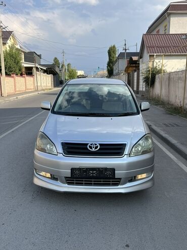 ипсум машина: Серебристый минивэн Toyota, оснащенный литыми дисками. Автомобиль