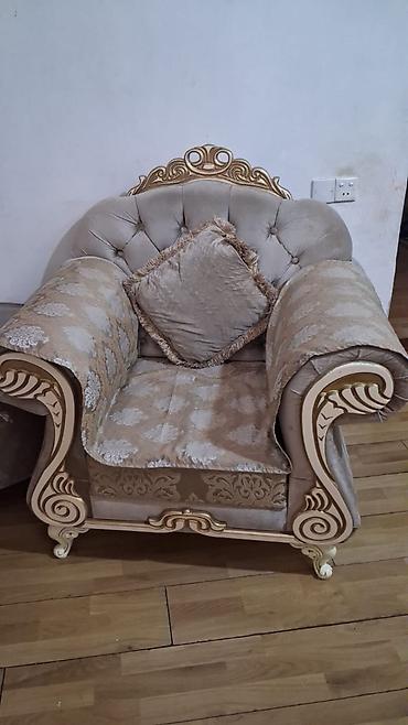 jurnalin masa: İşlənmiş, Klassik divan, Qonaq otağı üçün, Açılan — 5