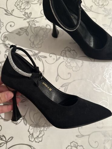 продаю женские туфли: Туфли 35, цвет - Черный